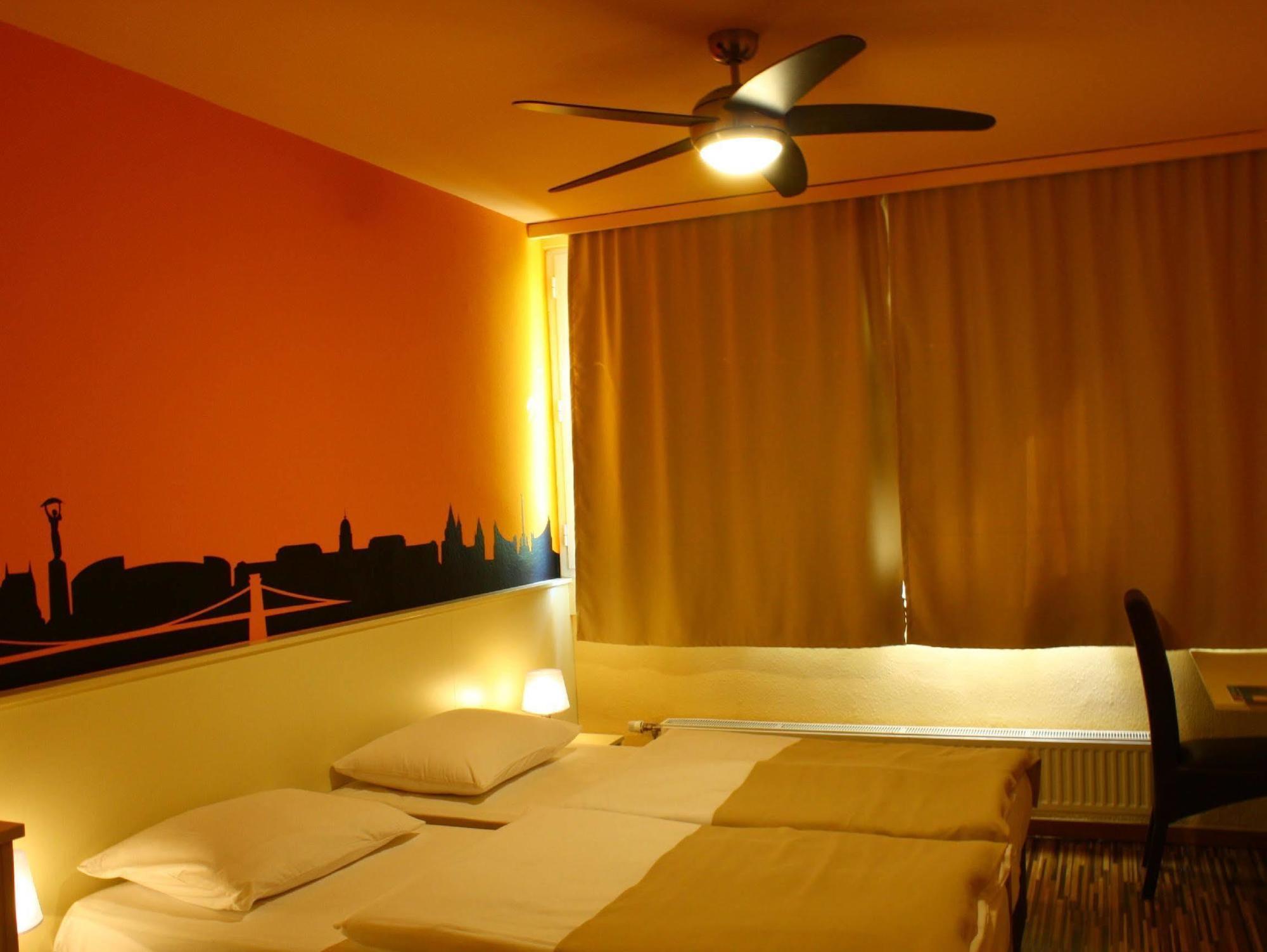 Hotel Pest Inn Budapest Luaran gambar